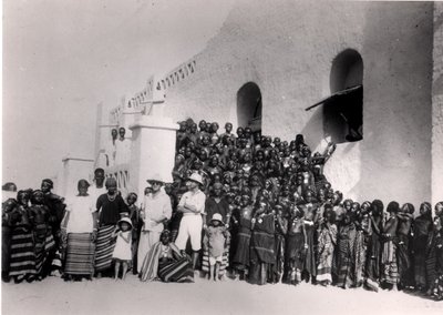 Gruppo di ragazze giovani davanti alla residenza a Filinge vicino a Nyamey, Niger, 1929 da French Photographer